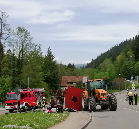 Unfall mit Maiwagen in Kandern